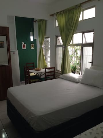 Copacabana lar a alguns passos da praia