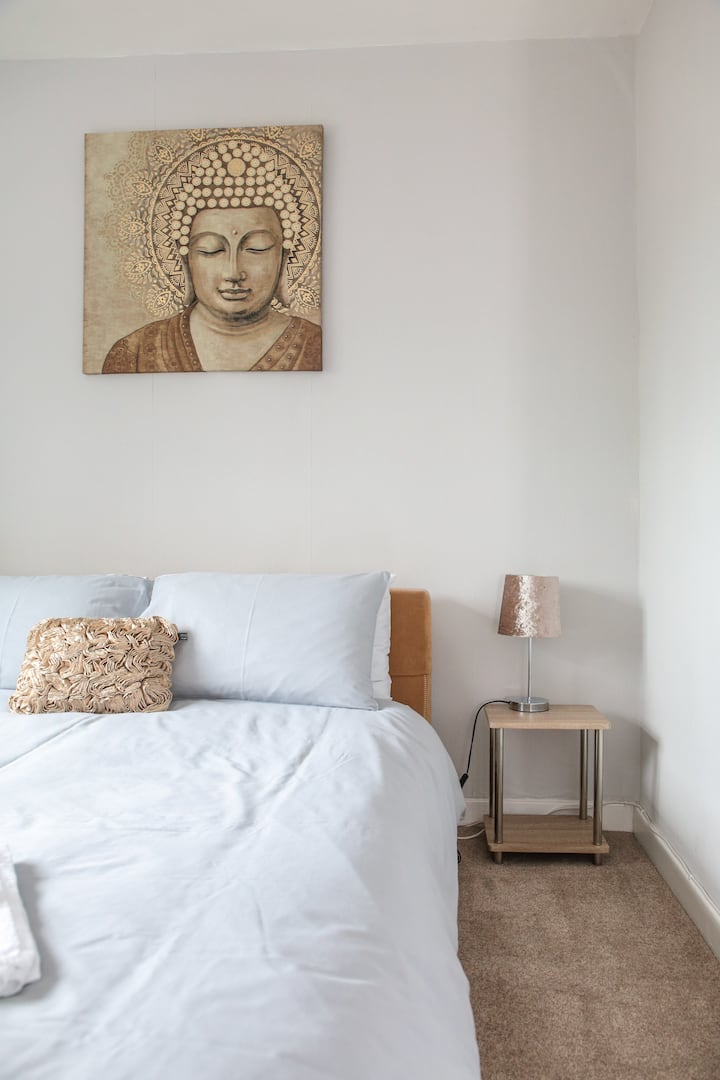 Chumba cha kulala 1. Kitanda kikubwa.  1/3.