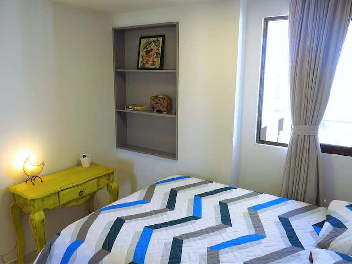 O segundo quarto possui cama box de casal, ar condicionado e armário espelhado