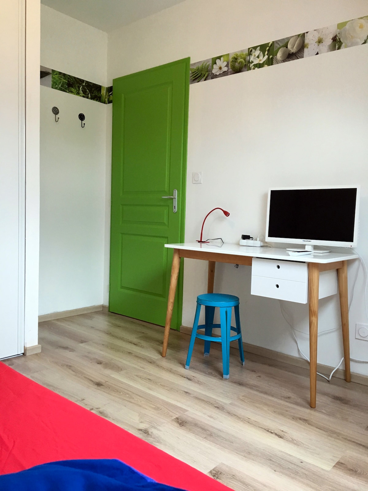 ทีวีในห้องนอนที่ 2 และพื้นที่ทำงาน