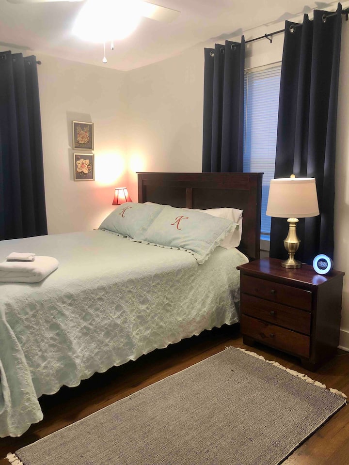 La chambre de Momaw est située au premier étage. Cette chambre dispose d'un lit Queen Size et de 2 placards. 