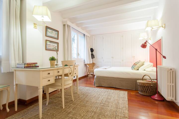 Central Townhouse Barcelona gallery image 4