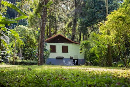 Lindo Chalé c/ cachoeira privativa e banheira