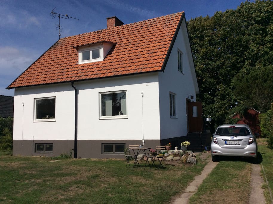 Huset från vägen. Parkering på tomt eller längs med muren på gatan.
The house from the road. Parking as you see or by the low wall by the road.