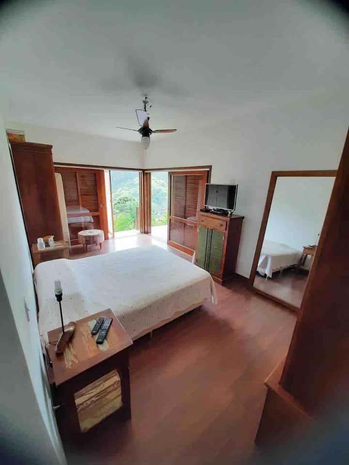 Apartmánová izba. V pozadí je balkón.