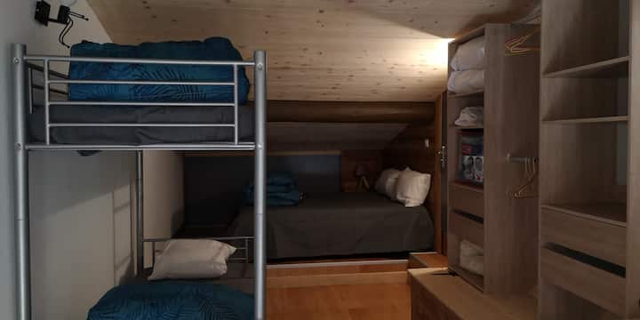 Mezzanine me krevate marinarë, krevat dopio, dhomë zhveshjeje dhe tavolinë pune