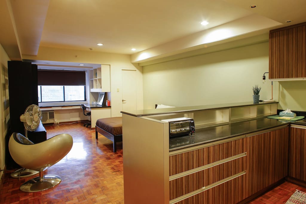The kitchen is equipped with a coffee machine, water boiler, toaster, induction stove, and refrigerator.