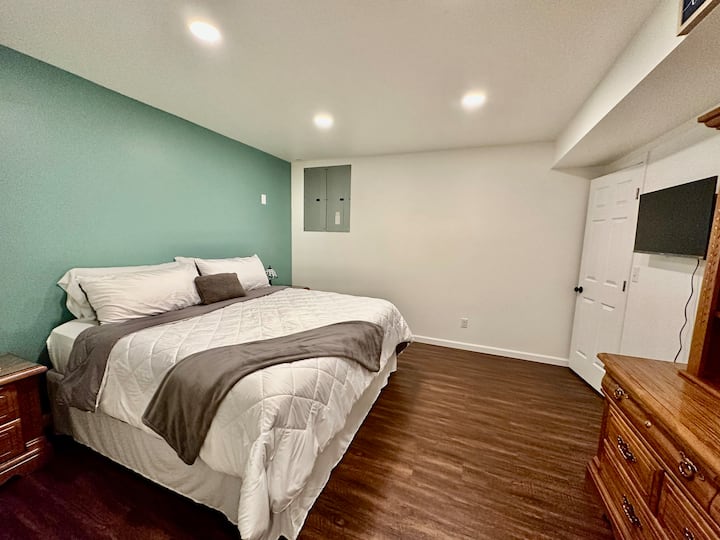 Podrumska spavaća soba s bračnim krevetom, nije u skladu (bez prozora)