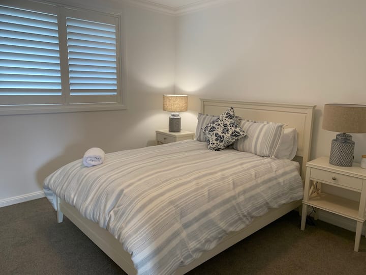 Štýlová 3. spálňa s kvalitnou manželskou posteľou Queen a výhľadom na rozsahy. 