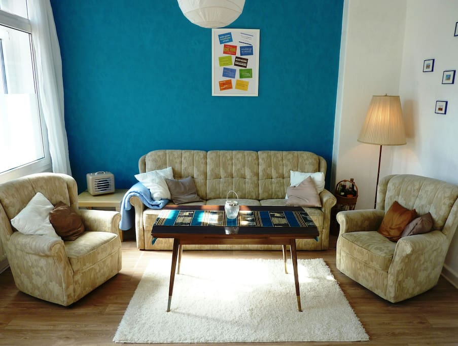 Wohnzimmer mit ausziehbarem Sofa für eine 4. Person