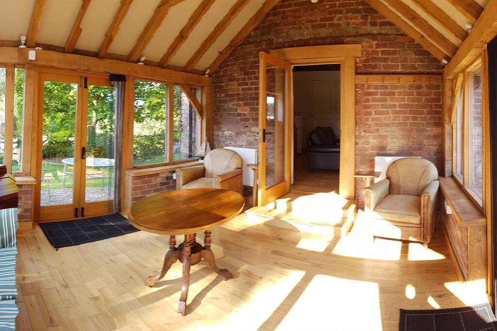 Garden room with view to garden