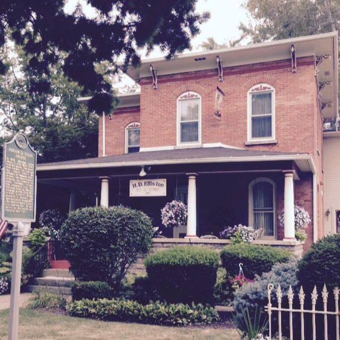 Hiram D. Ellis Inn Bed & Breakfast Houses for Rent in Blissfield, Michigan, United States