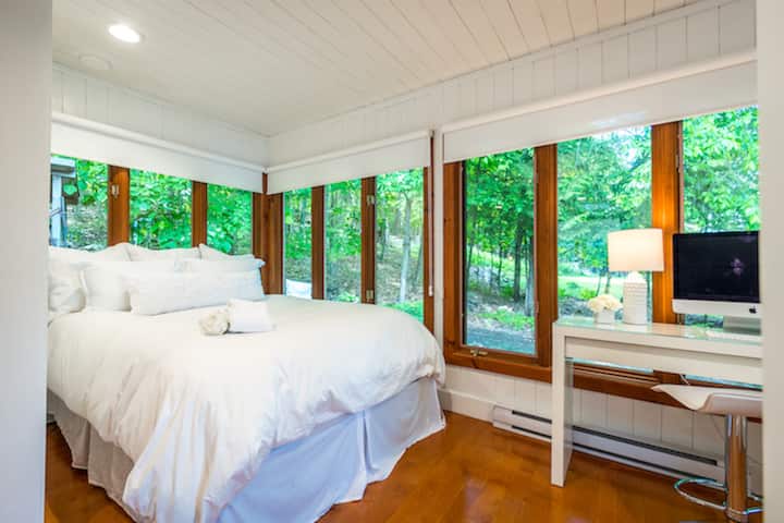 חדר שינה לאורחים עם מיטת קווין סייז ונוף יפהפה לאגם. מזרן אנדי חדש