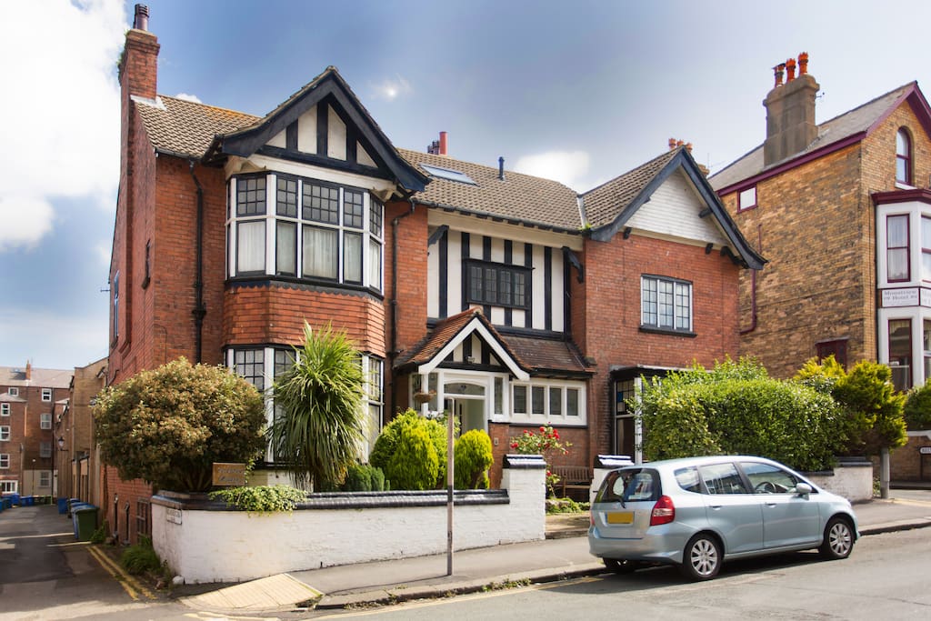 Victoria House, Scarborough. Walk to the beach. Houses for Rent in