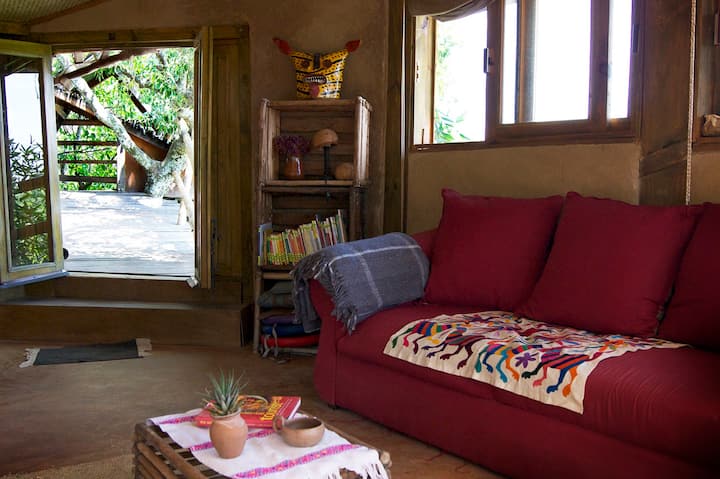 Soba je povezana s malom kućom na stablu Zapote iz koje možete uživati u zalasku sunca iznad vulkana