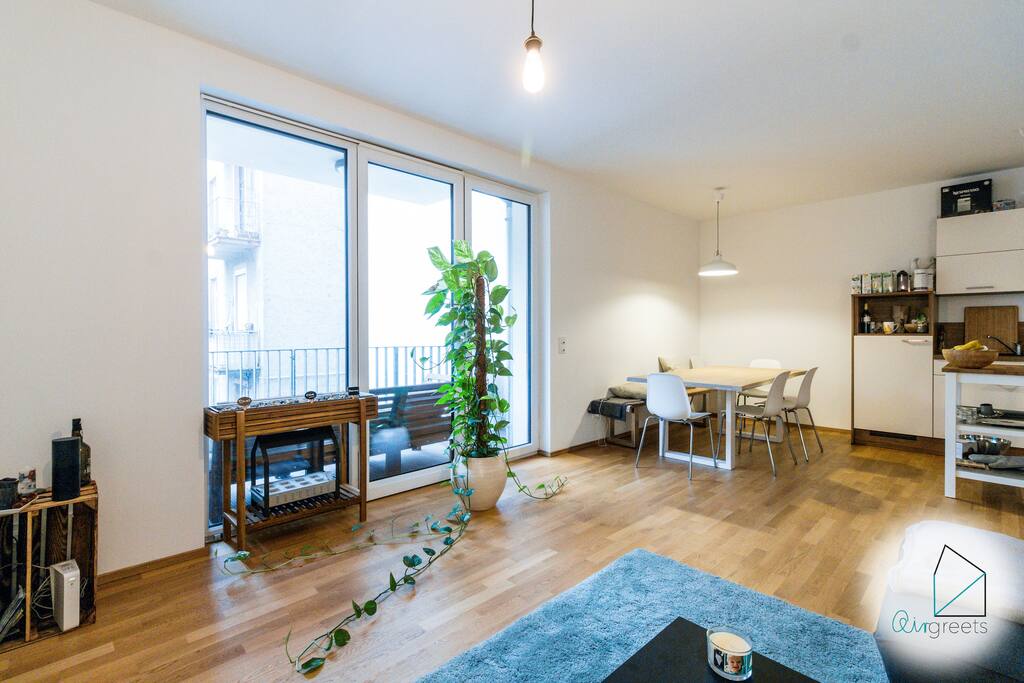 Thanks to the large windows, the rooms are light-flooded. From the living room you'll have access to the first balcony.