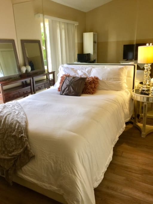 Sunny Palm Desert view suite with AC.