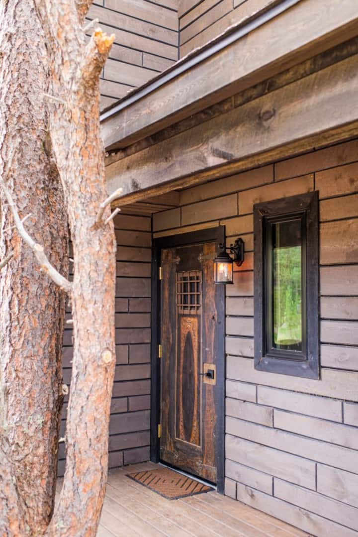 Castle Inspired Treehouse with Mountain Views Treehouses for Rent in Custer, South Dakota