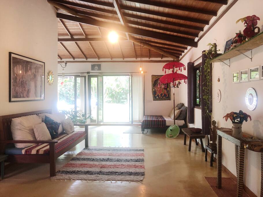 Nossa sala é ampla, a casa é estilo americano, sem paredes e com diversos ambientes gostosos para curtir o descanso em casa. Cuidamos da decoração que conta com objetos de arte e objetos zen que amamos.E o nosso jardim é um verdadeiro privilégio.