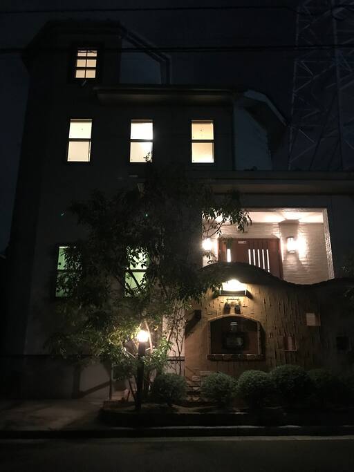 建物正面夜景