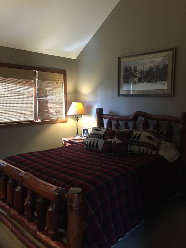 Dormitorio de arriba/cama tamaño queen