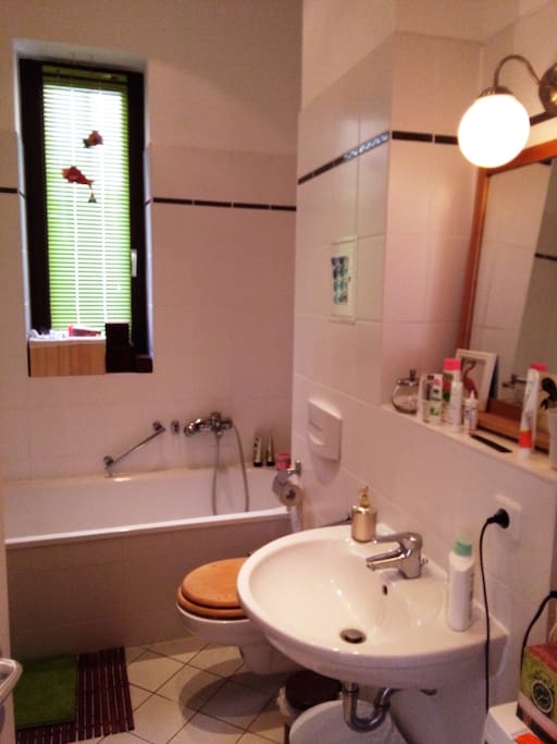 Bad mit Badewanne und Fenster