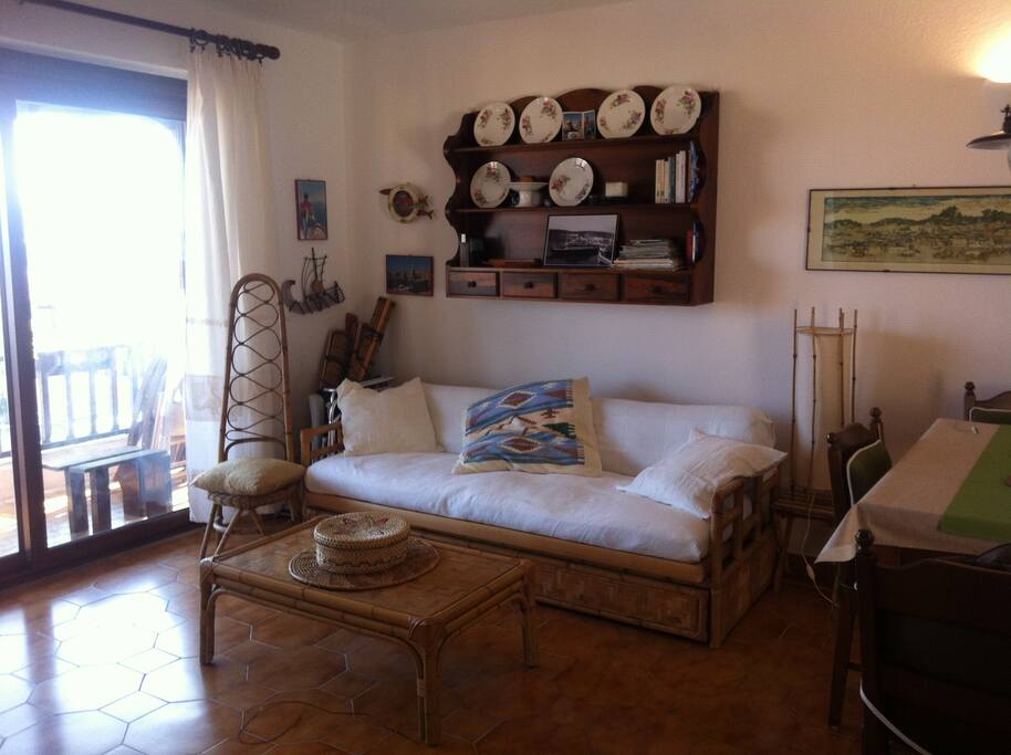 la sala con il divano letto e la piattaia di nonna Vittoria