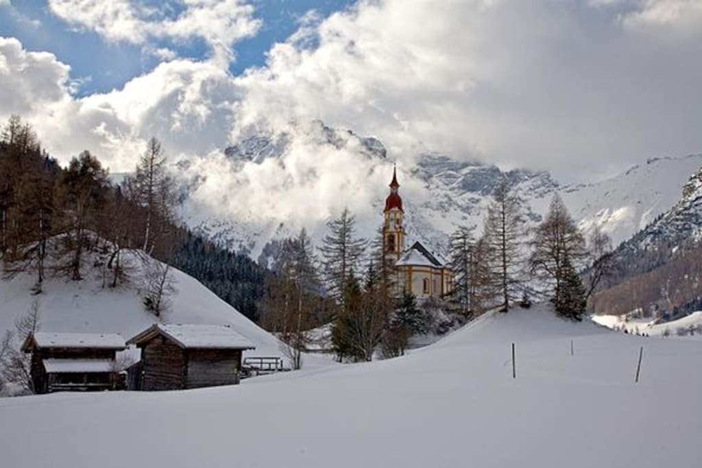 Obernberger Tribulaun und die malerische Kirche von Obernberg - Winter; Obernberger Tribulaun mountain and the scenic Obernberg church - winter