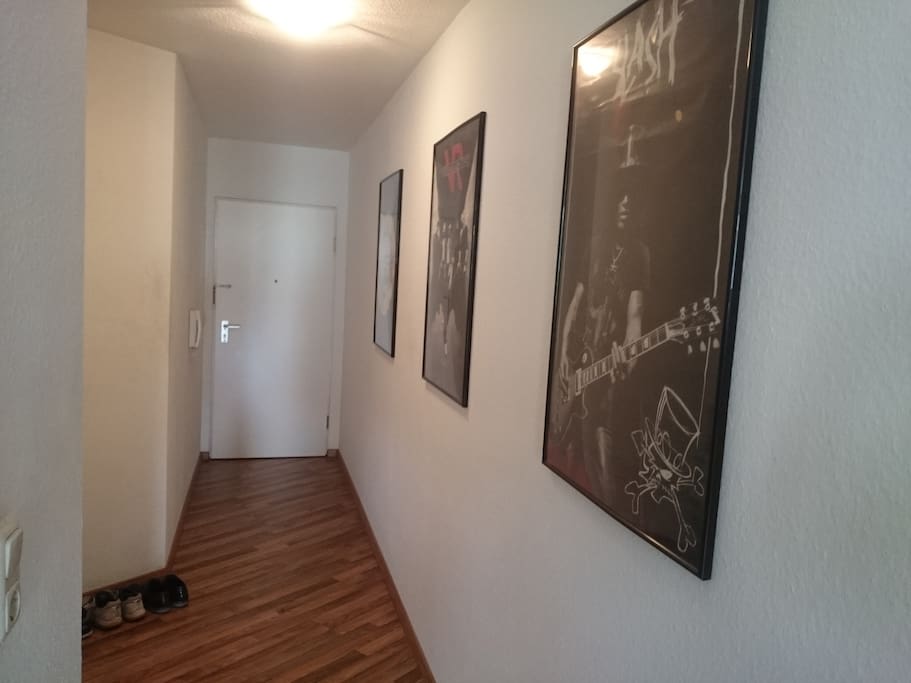 Der Flur (Eingangsbereich) vom Wohnzimmer aus fotografiert.