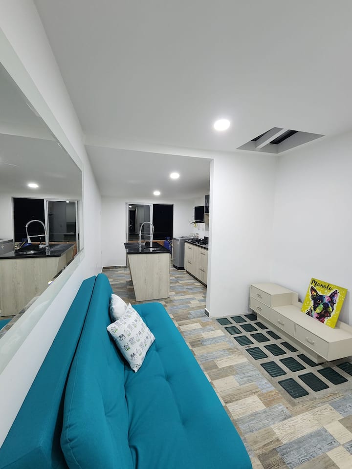 عش الراحة والأناقة في الغرفة مع سرير أريكة ميديلين الأنيقة الحضرية. تمتزج هذه الشقة الحصرية، المفروشة بالكامل لضيوف كبار الشخصيات مثلك، بين الأناقة والتطبيق العملي لسرير أريكة مريح.

