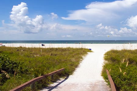 Easy access to St. Petersburg beach, minutes walk