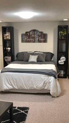 Spacious Studio 3 blocks from metro w/parking