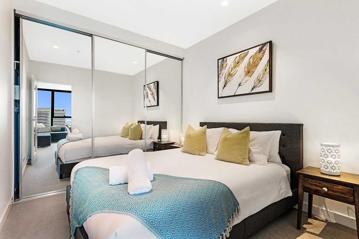 חדר שינה - חדר שינה - מיטת קווין סייז וארון בגדים עם מראה מלאה (מקום ל -2)