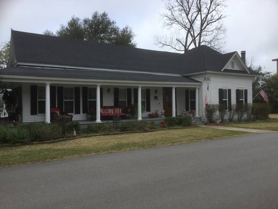 The ambiance of an historic house right within walking distance of antique shops, restaurants , wineries and grocery stores.