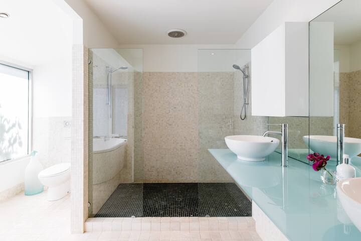 Luxury Inside and Out at Whale Drive in Sunshine Beach gallery image 5