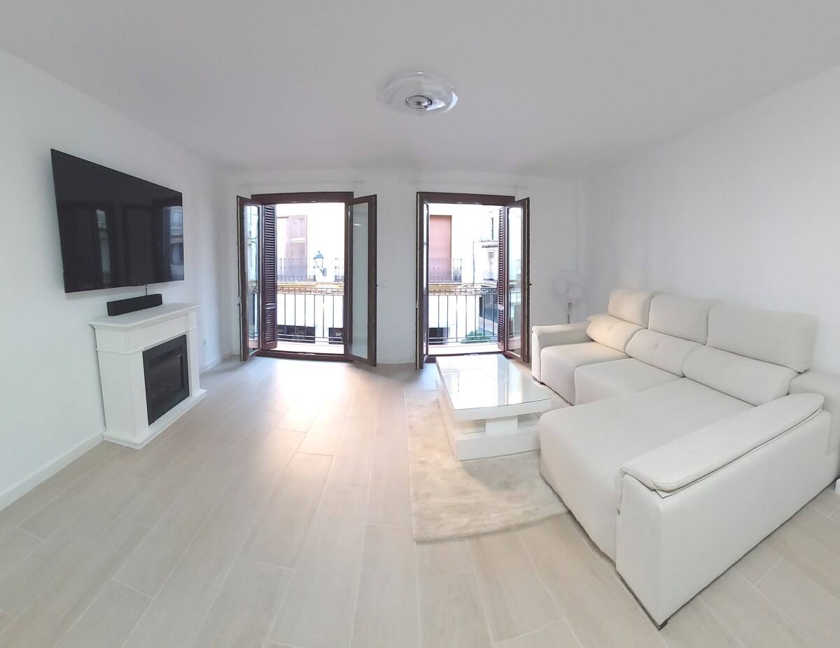 Dhoma e ndenjjes me pamje nga Calle Virgen de los Remedios, Calle Espinel (Calle de la Bola) dhe Plaza del Socorro.