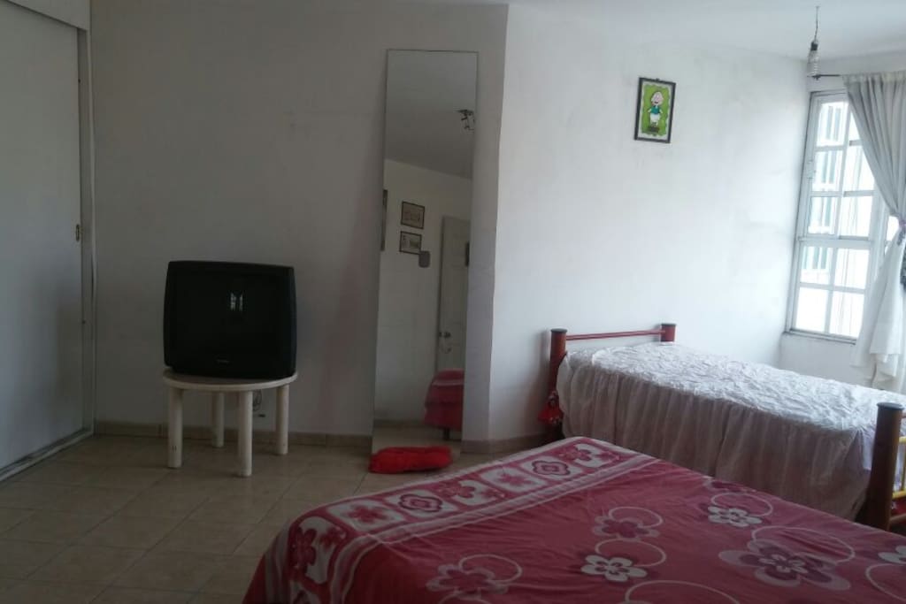 1era recamara con cama individual, cama matrimonial y closet