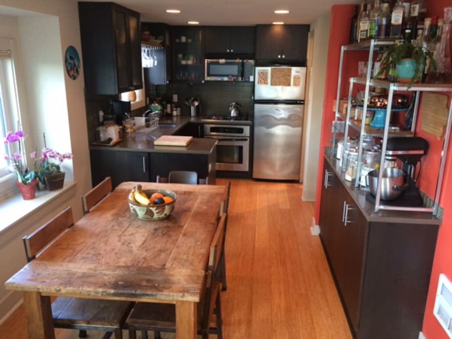 Kitchen, dining area, bar