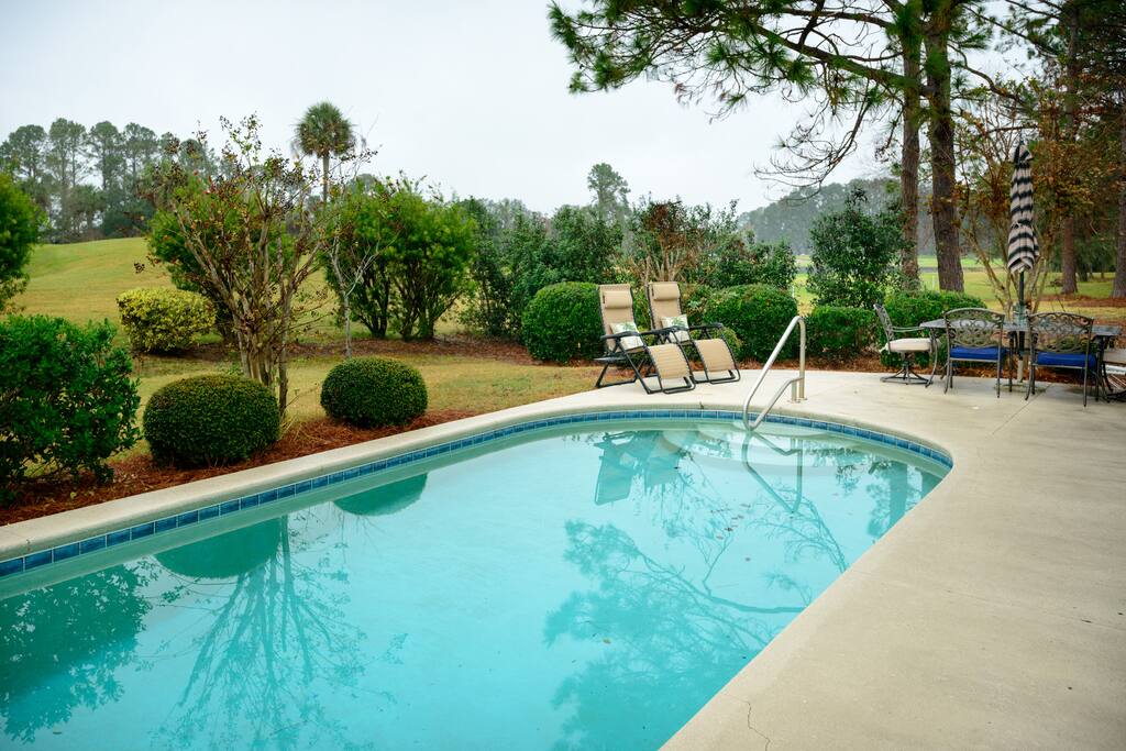 Your own pool ! So relaxing for family time