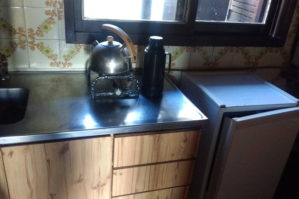 Cocina, mesada y heladera