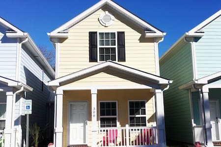 Beautiful Beach Style Cottage One Block To Beach!