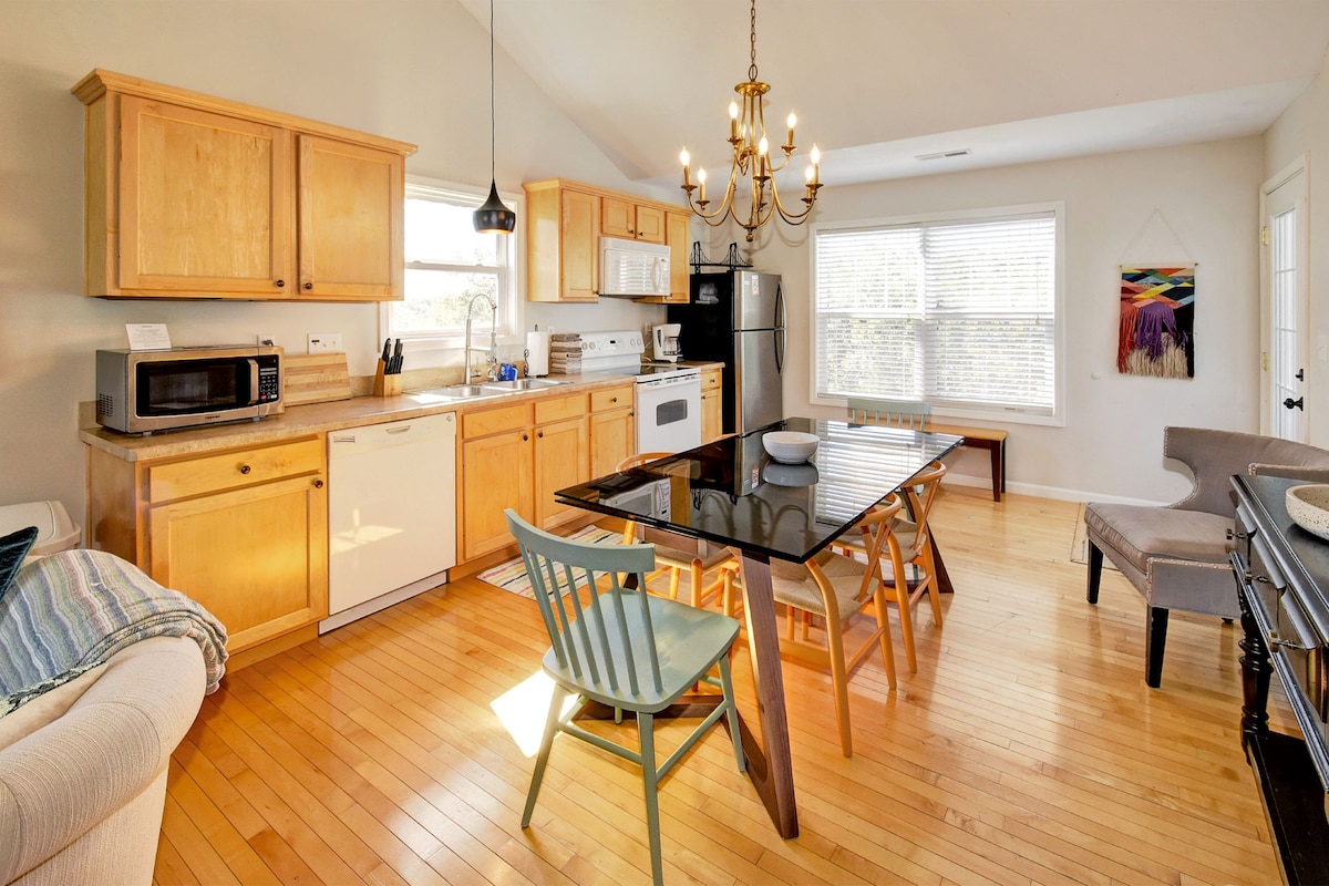 Southern Lights 56 Cottage by the Lake Houses for Rent in