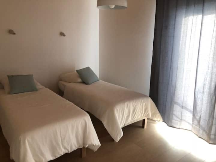 Sakafu: Chumba cha kulala cha bluu - Kaskazini mashariki - Ziwa na mtazamo wa mlima - mtaro wa ghorofani - hakuna bafu 