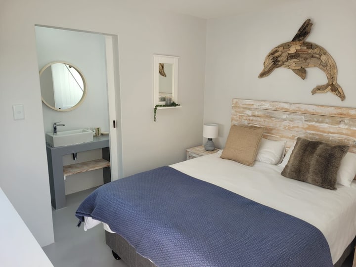 Cama de matrimonio con baño privado.