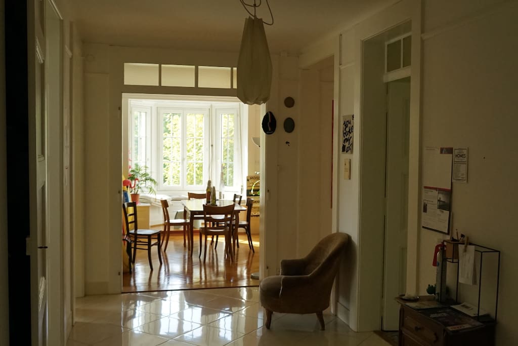 Les espaces communs sont grands et très lumineux.