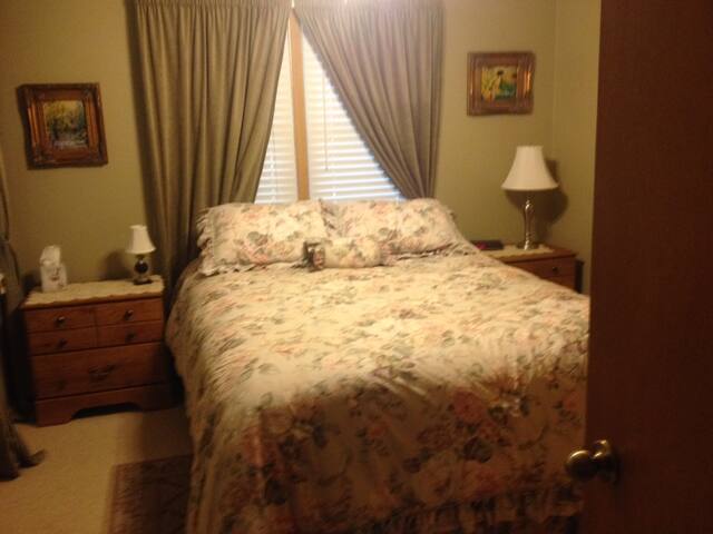 The Colonial - Green Room