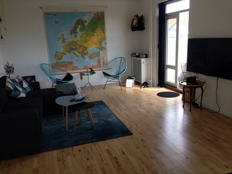 Nice and light livingroom/ dejlig lys stue med sovesofa