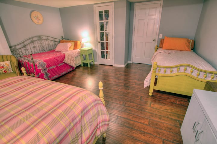 מפלס עץ עליון, חדר באד אדום. שני תאומים, מיטה זוגית ושלישי.