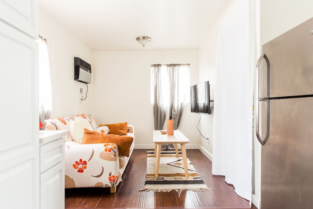Very cozy living room with smartv (incl netflix, hulu accounts).