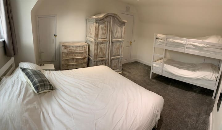 « Gàireachdainn » a également accès à une sélection de produits de base pour enfants, tels qu'un lit de voyage, un garde de lit, un pot et un siège d'entraînement aux toilettes.